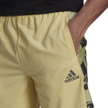 adidas Spodnie sportowe Essentials BrandLove Woven Szorty żółte męskie